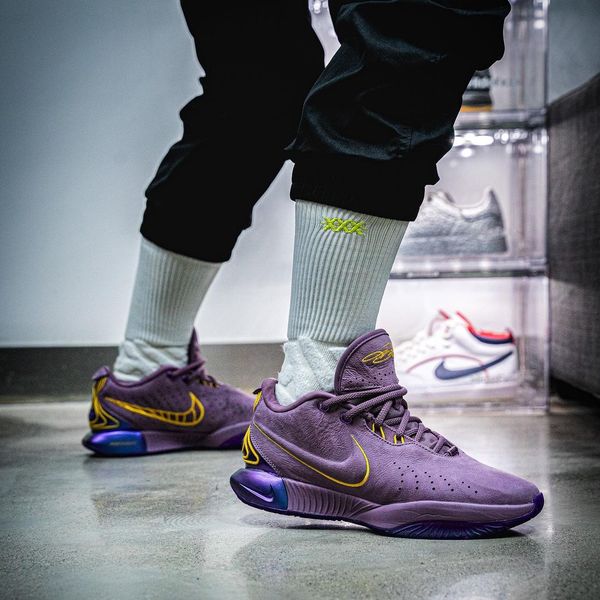 Nike lebron sales 14 violet